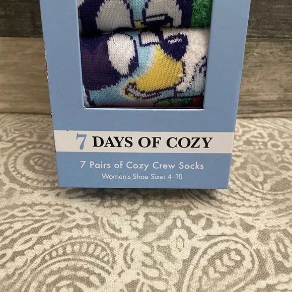 Bluey 7 Days of Cozy Crew Socks Women Shoe Size 4-10  Gift Set - Picture 2 of 4